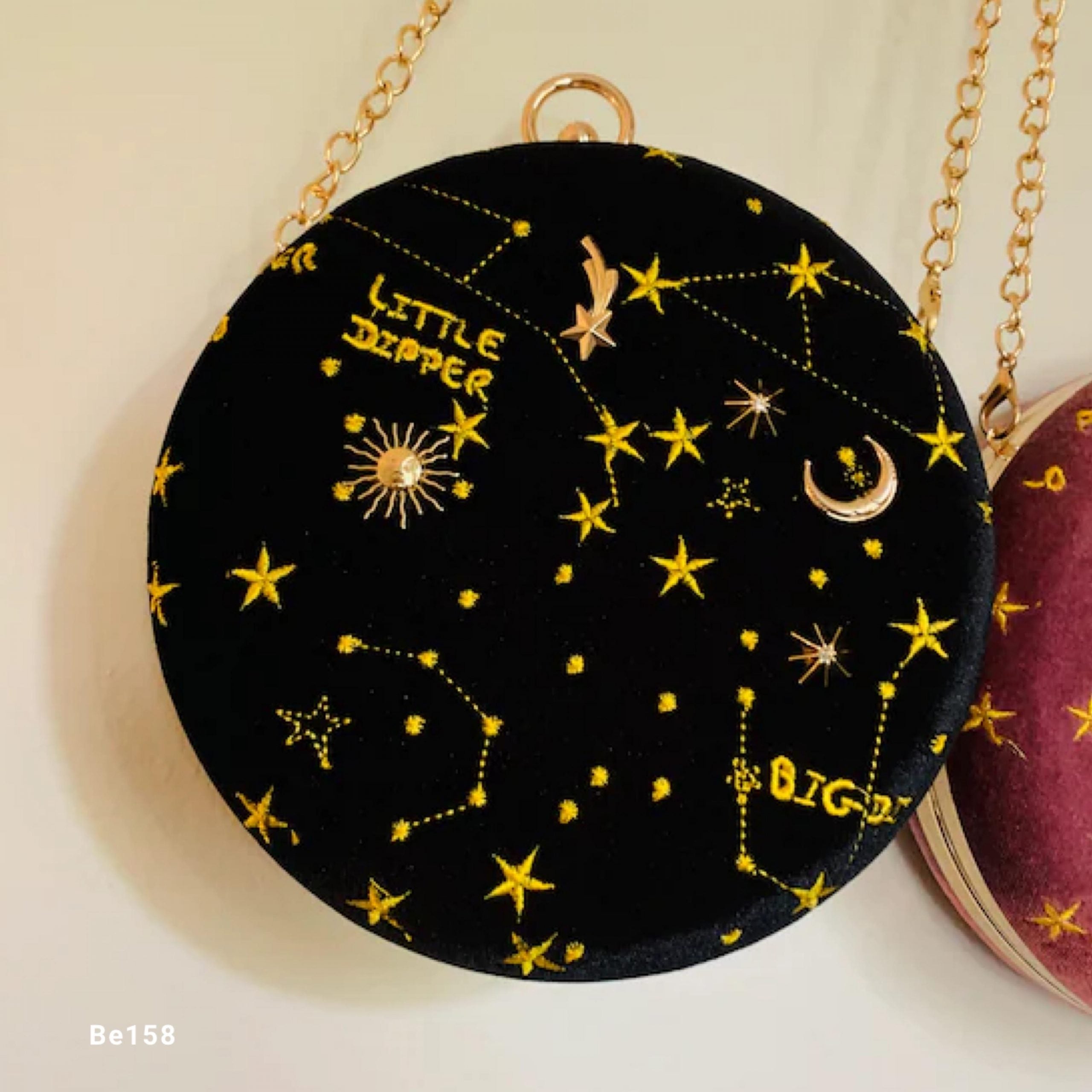 Bolso negro redondo apliques dorados circunferencia 18cm BAG23 C-B